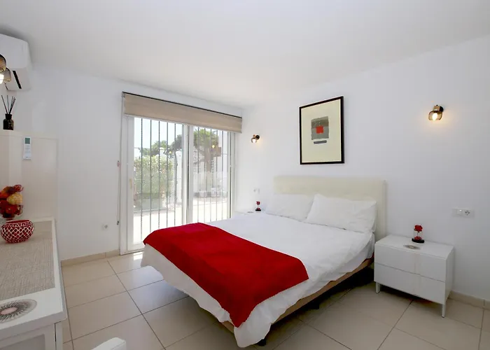 West Family Mostaza Villa Estepona