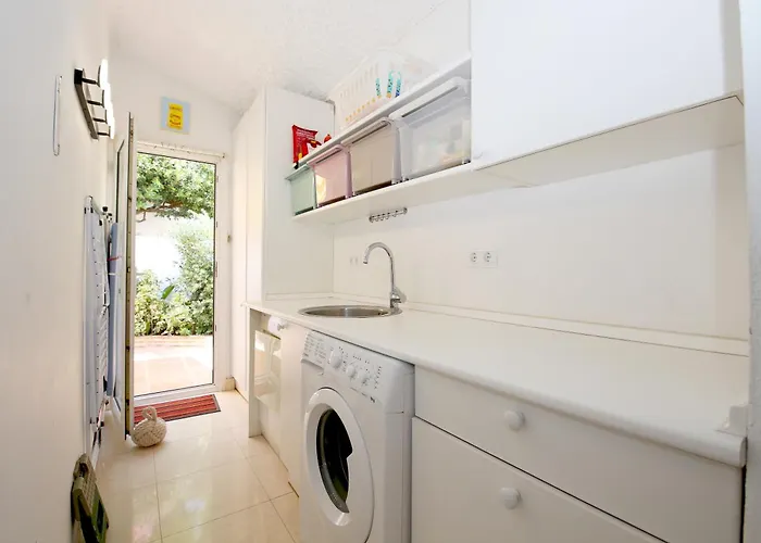 West Family Mostaza Estepona